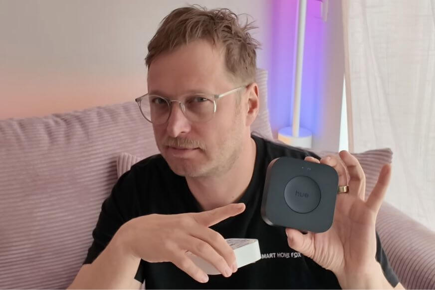 Philips Hue Bridge Pro in Schwarz wird in der Hand gehalten und das Design wird gezeigt